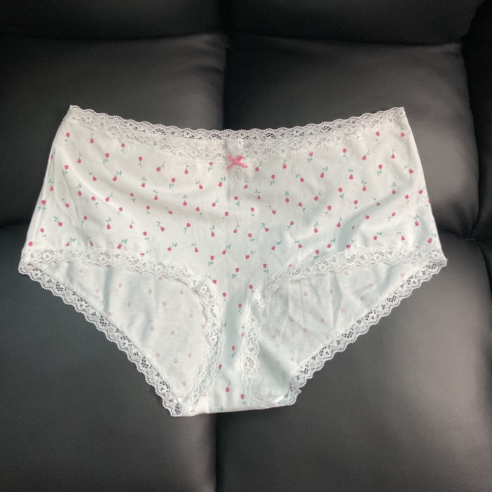 SKIMS Lightweight Cotton Lace Trim Boyshorts in "Snow Ditzy Rose" Size Large